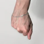 pulseira-grumet-no-pulso-virado-para-trás