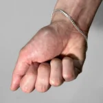 pulseira-grumet-no-pulso-virado-para-frente