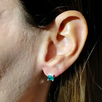 comprar-brincos-zirconia-turmalina-modelo-usando