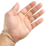 comprar-pulseira-de-prata-cadeado-modelo-usando