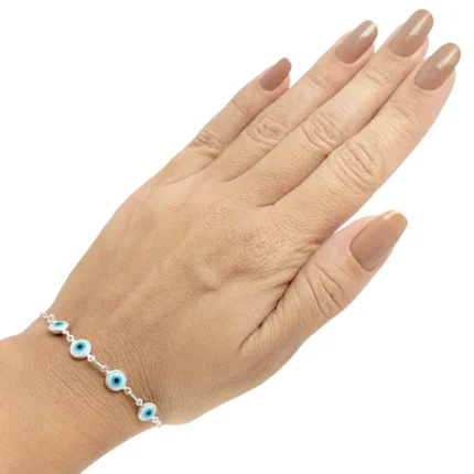 comprar-pulseira-de-prata-de-olho-grego-modelo-usando