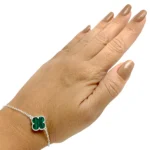 comprar-pulseira-de-prata-trevo-malaquita-modelo-usando