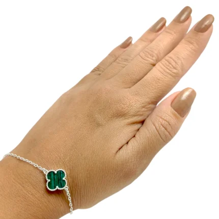 comprar-pulseira-de-prata-trevo-malaquita-modelo-usando