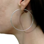 comprar-brinco-de-prata-argola-redonda-grande-modelo-usando
