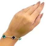 comprar-pulseira-de-prata-trevo-verde-com-preto-modelo-usando