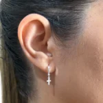 brincos argola click crucifixo na orelha