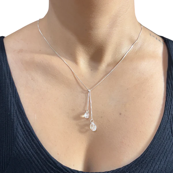 colar veneziana gravata em modelo