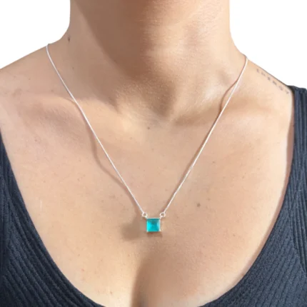 colar veneziana pingente pedra verde modelo
