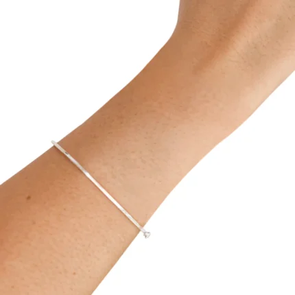 pulseira bracelete de prata no braço