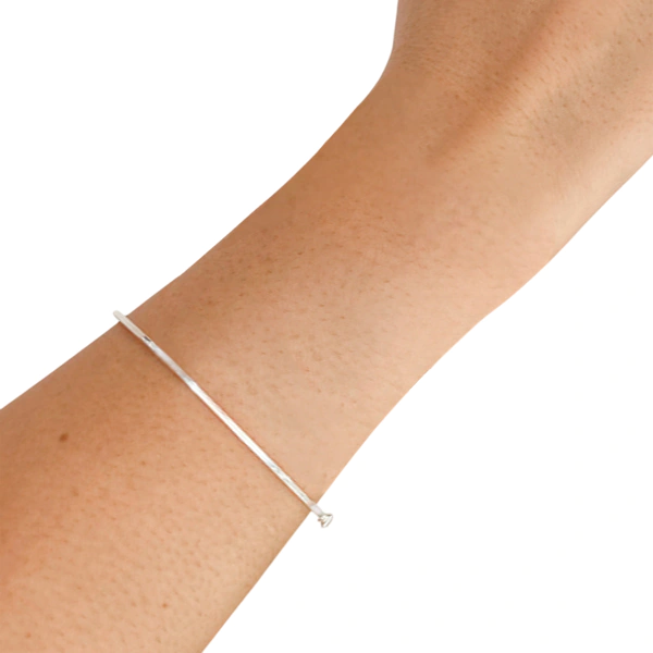 pulseira bracelete de prata no braço
