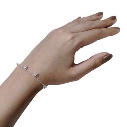 pulseira de prata gotas de luz no pulso