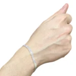 pulseira-esteira-de-prata-no-braço