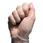 pulseira-esteira-de-prata-no-pulso