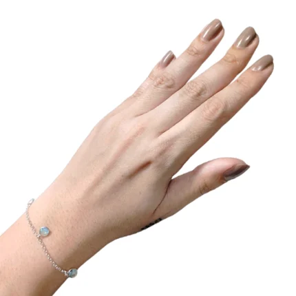 pulseira gota redonda pedra turquesa no pulso
