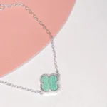 pulseira trevo malaquita verde claro cenario